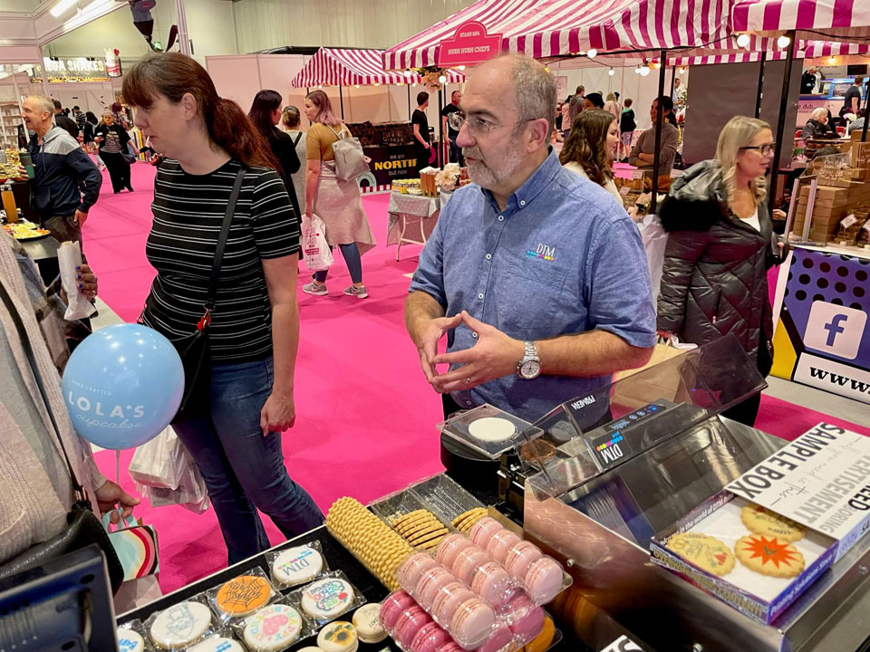 DTM print show stand
